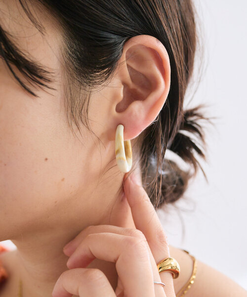 RIVE DROITE（リヴドロワ）の「【存在感抜群◎】カラーフープイヤリング（イヤリング・レディース・ベージュ/ブラウン・FREE）」の9枚目の写真