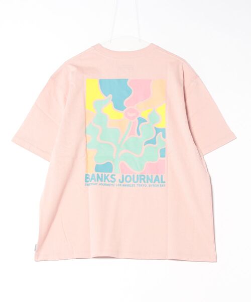 BANKS（バンクス）の「DESIGN TEE /BANKS JOURNAL(バンクスジャーナル)ワンポイントプリント半袖デザインT-シャツ（Tシャツ/カットソー・メンズ・ブラック/スモークピンク/オフホワイト・MEDIUM/LARGE/X-LARGE）」の8枚目の写真
