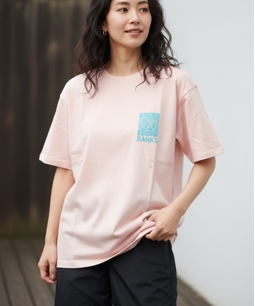 BANKS（バンクス）の「DESIGN TEE /BANKS JOURNAL(バンクスジャーナル)ワンポイントプリント半袖デザインT-シャツ（Tシャツ/カットソー・メンズ・ブラック/スモークピンク/オフホワイト・MEDIUM/LARGE/X-LARGE）」の2枚目の写真