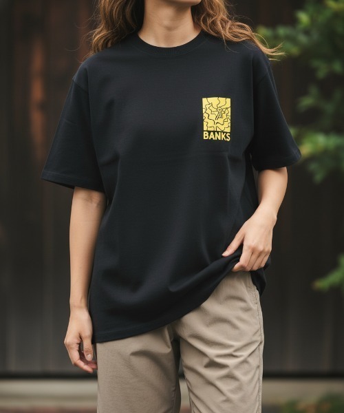 BANKS（バンクス）の「DESIGN TEE /BANKS JOURNAL(バンクスジャーナル)ワンポイントプリント半袖デザインT-シャツ（Tシャツ/カットソー・メンズ・ブラック/スモークピンク/オフホワイト・MEDIUM/LARGE/X-LARGE）」の3枚目の写真