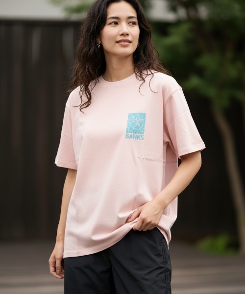 BANKS（バンクス）の「DESIGN TEE /BANKS JOURNAL(バンクスジャーナル)ワンポイントプリント半袖デザインT-シャツ（Tシャツ/カットソー・メンズ・ブラック/スモークピンク/オフホワイト・MEDIUM/LARGE/X-LARGE）」の4枚目の写真