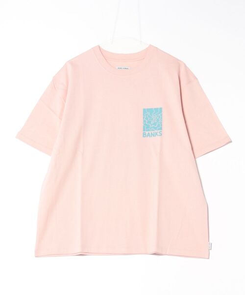 BANKS（バンクス）の「DESIGN TEE /BANKS JOURNAL(バンクスジャーナル)ワンポイントプリント半袖デザインT-シャツ（Tシャツ/カットソー・メンズ・ブラック/スモークピンク/オフホワイト・MEDIUM/LARGE/X-LARGE）」の7枚目の写真
