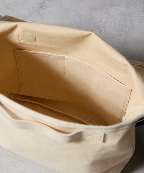 NUMBER (N)INE（ナンバーナイン）の「CANVAS 2WAY HANDLE FLAP SHOULDER BAG / SMALL / コットン キャンバス 2way ハンドル フラップ ショルダーバッグ スモールサイズ（ショルダーバッグ・メンズ・ブラック/アイボリー・FREE）」の3枚目の写真
