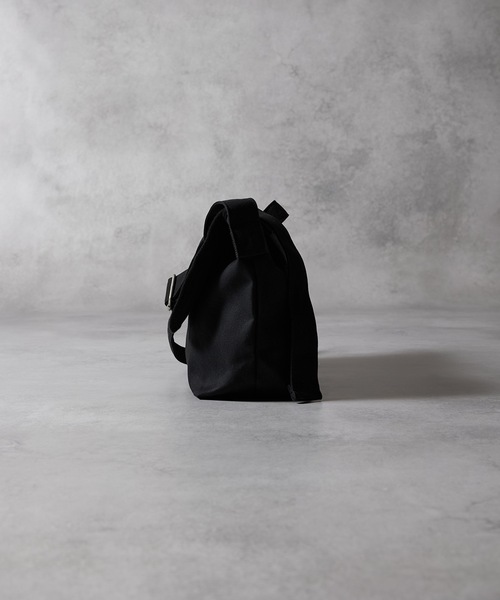 NUMBER (N)INE（ナンバーナイン）の「CANVAS 2WAY HANDLE FLAP SHOULDER BAG / SMALL / コットン キャンバス 2way ハンドル フラップ ショルダーバッグ スモールサイズ（ショルダーバッグ・メンズ・ブラック/アイボリー・FREE）」の22枚目の写真