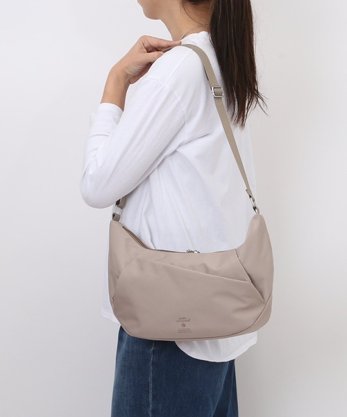 anello GRANDE(アネログランデ)の「anelloGRANDE アングル ショルダー(ショルダーバッグ・レディース・ネイビー/ブラック/ライトピンク/グレイッシュベージュ/グレー・FREE)」の8枚目の写真