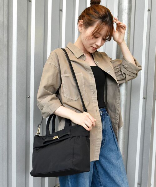 le.coeur blanc（ルクールブラン）の「ナイロンベルトデザイン2wayトート（トートバッグ・レディース・グレイッシュベージュ/ブラック・FREE）」の9枚目の写真