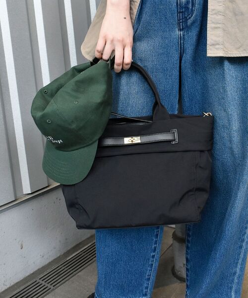 le.coeur blanc（ルクールブラン）の「ナイロンベルトデザイン2wayトート（トートバッグ・レディース・グレイッシュベージュ/ブラック・FREE）」の10枚目の写真