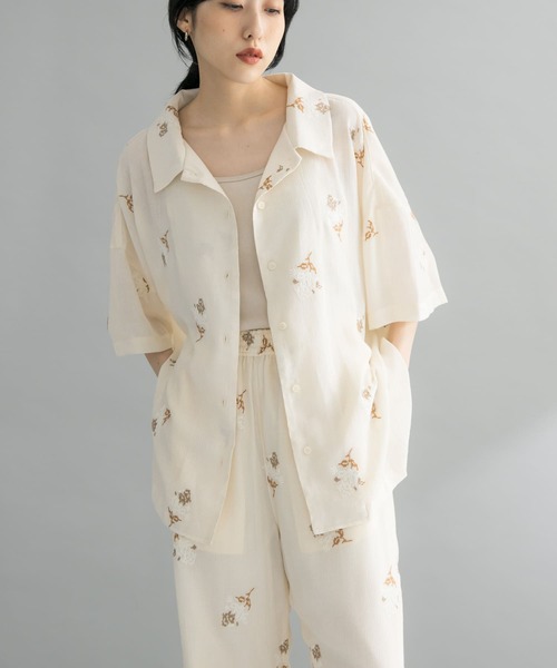 KBF(ケイビーエフ)の「『WEB限定』エンブロイダリーワイドシャツ(シャツ/ブラウス・レディース・アイボリー/ネイビー・ONE)」の1枚目の写真