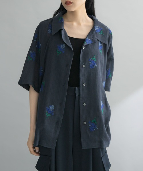 KBF(ケイビーエフ)の「『WEB限定』エンブロイダリーワイドシャツ(シャツ/ブラウス・レディース・アイボリー/ネイビー・ONE)」の3枚目の写真