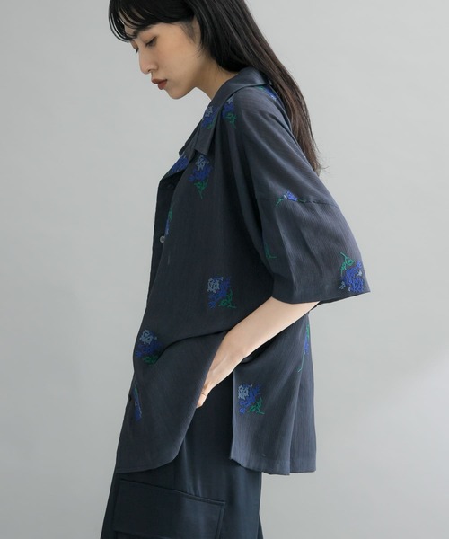 KBF(ケイビーエフ)の「『WEB限定』エンブロイダリーワイドシャツ(シャツ/ブラウス・レディース・アイボリー/ネイビー・ONE)」の4枚目の写真