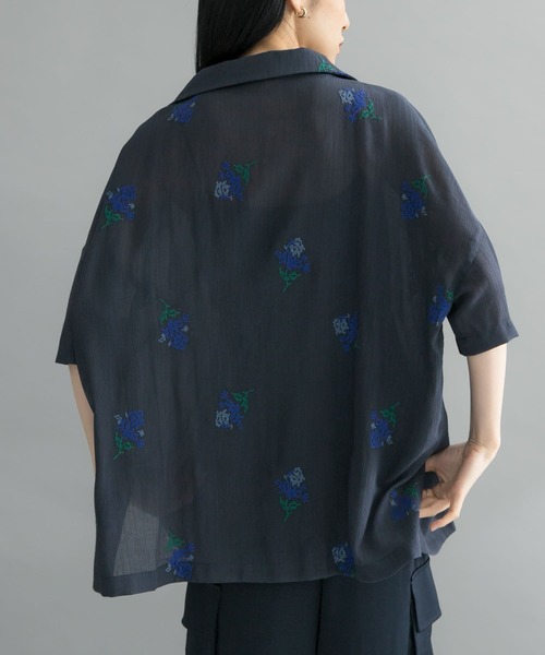 KBF(ケイビーエフ)の「『WEB限定』エンブロイダリーワイドシャツ(シャツ/ブラウス・レディース・アイボリー/ネイビー・ONE)」の5枚目の写真