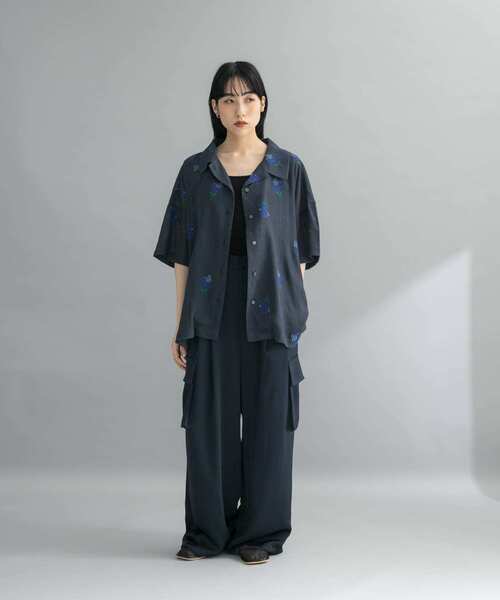 KBF(ケイビーエフ)の「『WEB限定』エンブロイダリーワイドシャツ(シャツ/ブラウス・レディース・アイボリー/ネイビー・ONE)」の6枚目の写真