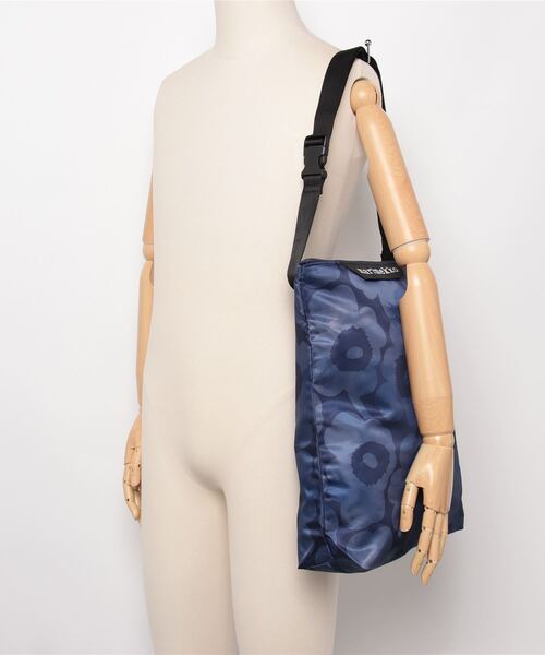 marimekko（マリメッコ）の「Unikko / Neat Crossbody  M shoulder bag（ショルダーバッグ・レディース・ベージュ/ダークブルー・FREE）」の3枚目の写真