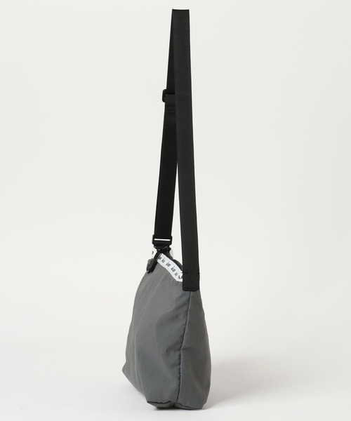 ALAND（エーランド）の「【UNISEX】ALAND／テープミニショルダーバッグ（ショルダーバッグ・レディース・オフホワイト/ブラック/グレー・ONE SIZE）」の5枚目の写真