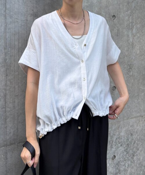 Jena espace merveilleux（ジェナ　エスパスメルヴェイユ）の「【スッキリ半袖Ⅴシャツ】裾ドロストダブルVシャツ（シャツ/ブラウス・レディース・グリーン/オフホワイト/ブラック・FREE）」の2枚目の写真