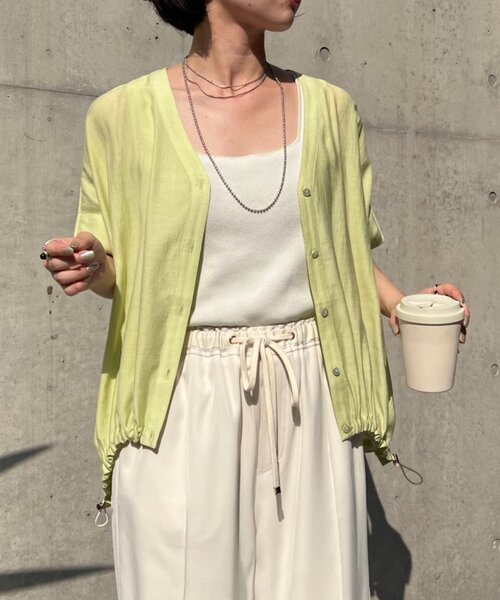 Jena espace merveilleux（ジェナ　エスパスメルヴェイユ）の「【スッキリ半袖Ⅴシャツ】裾ドロストダブルVシャツ（シャツ/ブラウス・レディース・グリーン/オフホワイト/ブラック・FREE）」の4枚目の写真