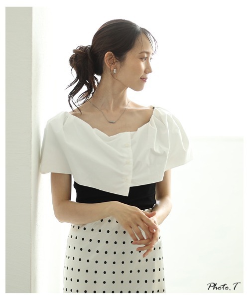 Sawa a la mode(サワアラモード)の「オフショルダー風異素材ケープトップス(シャツ/ブラウス・レディース・ブラック×ホワイト/ブラック・FREE)」の4枚目の写真
