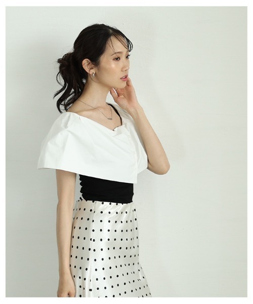 Sawa a la mode(サワアラモード)の「オフショルダー風異素材ケープトップス(シャツ/ブラウス・レディース・ブラック×ホワイト/ブラック・FREE)」の5枚目の写真