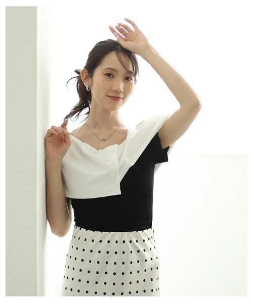 Sawa a la mode(サワアラモード)の「オフショルダー風異素材ケープトップス(シャツ/ブラウス・レディース・ブラック×ホワイト/ブラック・FREE)」の8枚目の写真
