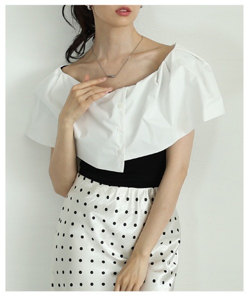 Sawa a la mode(サワアラモード)の「オフショルダー風異素材ケープトップス(シャツ/ブラウス・レディース・ブラック×ホワイト/ブラック・FREE)」の11枚目の写真