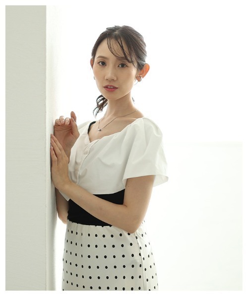 Sawa a la mode(サワアラモード)の「オフショルダー風異素材ケープトップス(シャツ/ブラウス・レディース・ブラック×ホワイト/ブラック・FREE)」の12枚目の写真