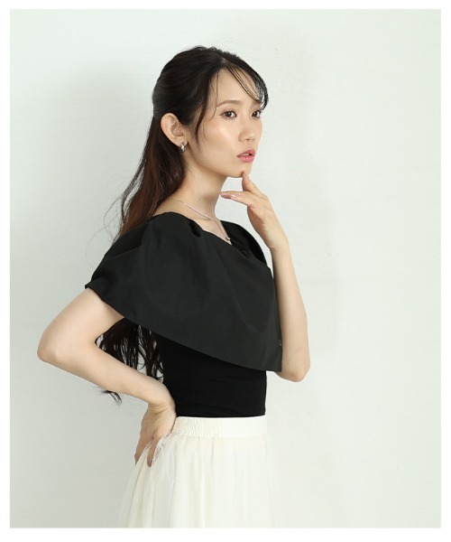 Sawa a la mode(サワアラモード)の「オフショルダー風異素材ケープトップス(シャツ/ブラウス・レディース・ブラック×ホワイト/ブラック・FREE)」の14枚目の写真