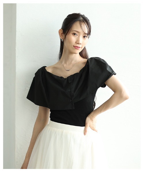 Sawa a la mode(サワアラモード)の「オフショルダー風異素材ケープトップス(シャツ/ブラウス・レディース・ブラック×ホワイト/ブラック・FREE)」の16枚目の写真