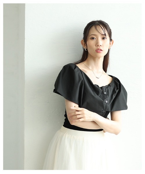 Sawa a la mode(サワアラモード)の「オフショルダー風異素材ケープトップス(シャツ/ブラウス・レディース・ブラック×ホワイト/ブラック・FREE)」の19枚目の写真