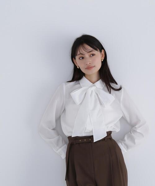 NATURAL BEAUTY BASIC(ナチュラルビューティーベーシック)の「◇シャツカラーリボンブラウス(シャツ/ブラウス・レディース・ブルー/ベージュ/オフホワイト・SMALL/MEDIUM)」の6枚目の写真