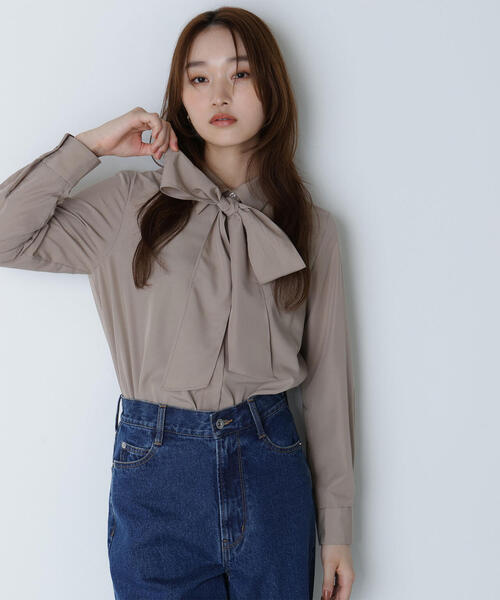 NATURAL BEAUTY BASIC(ナチュラルビューティーベーシック)の「◇シャツカラーリボンブラウス(シャツ/ブラウス・レディース・ブルー/ベージュ/オフホワイト・SMALL/MEDIUM)」の3枚目の写真