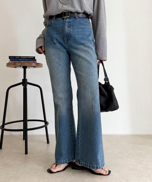 fredy emue(フレディエミュ)の「FRベーシックフレアデニムパンツ(デニムパンツ・レディース・ブラック/ブルー・36/38)」の2枚目の写真