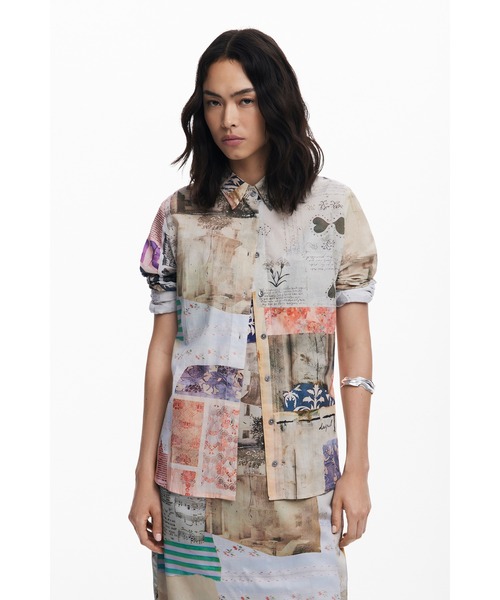 Desigual(デシグアル)の「ポストカード柄のシャツ(シャツ/ブラウス・レディース・ブラウン・S/L/XS/M/XL)」の3枚目の写真