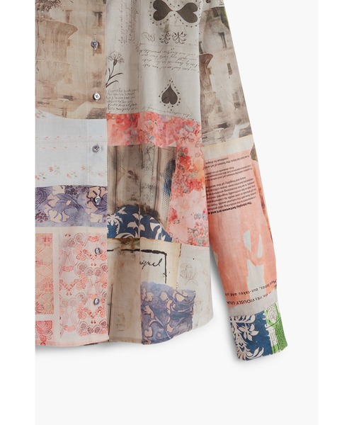 Desigual(デシグアル)の「ポストカード柄のシャツ(シャツ/ブラウス・レディース・ブラウン・S/L/XS/M/XL)」の2枚目の写真