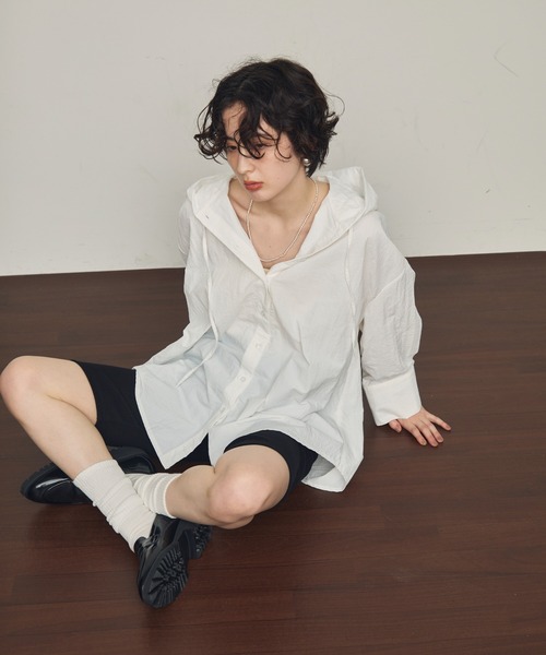 Trish(トリッシュ)の「ナイロンフードシャツ(シャツ/ブラウス・レディース・ホワイト/ブラック・MEDIUM)」の3枚目の写真