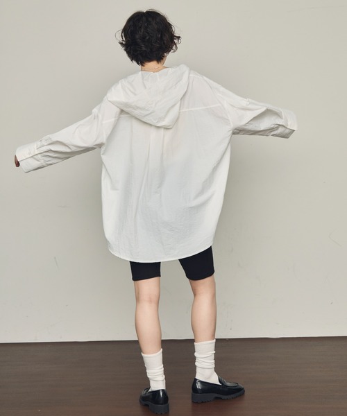 Trish(トリッシュ)の「ナイロンフードシャツ(シャツ/ブラウス・レディース・ホワイト/ブラック・MEDIUM)」の13枚目の写真