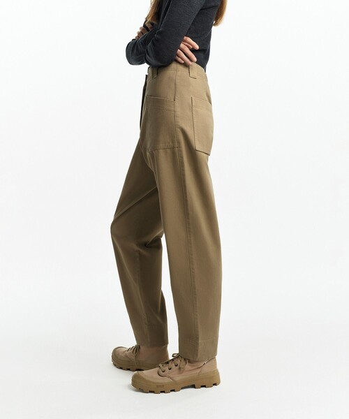 AIGLE(エーグル)の「コーデュロイ バルーンパンツ(チノパンツ・レディース・カーキ/ベージュ・38/40/36)」の1枚目の写真