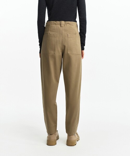 AIGLE(エーグル)の「コーデュロイ バルーンパンツ(チノパンツ・レディース・カーキ/ベージュ・38/40/36)」の20枚目の写真