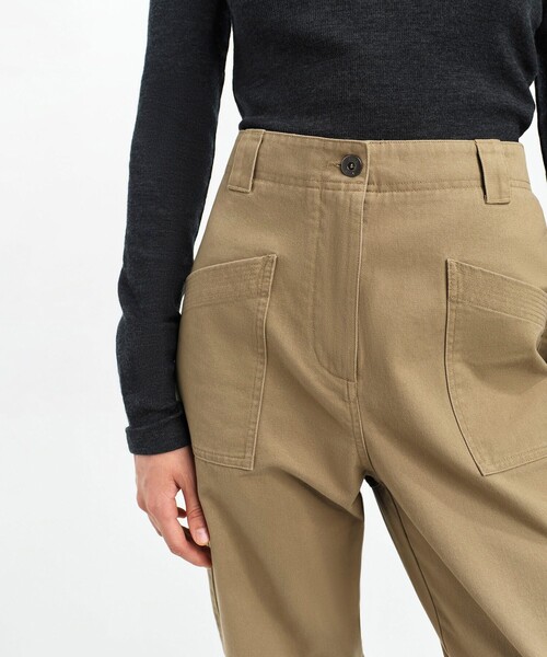 AIGLE(エーグル)の「コーデュロイ バルーンパンツ(チノパンツ・レディース・カーキ/ベージュ・38/40/36)」の21枚目の写真