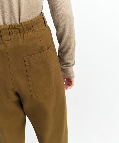 AIGLE(エーグル)の「コーデュロイ バルーンパンツ(チノパンツ・レディース・カーキ/ベージュ・38/40/36)」の6枚目の写真