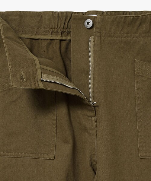 AIGLE(エーグル)の「コーデュロイ バルーンパンツ(チノパンツ・レディース・カーキ/ベージュ・38/40/36)」の17枚目の写真