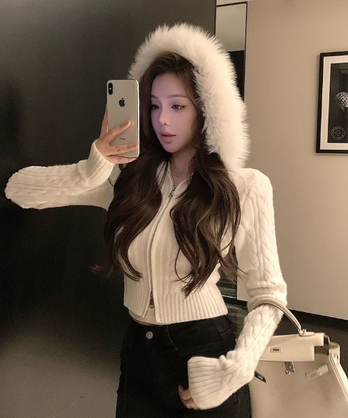 ViViDAY（ビビデー）の「フードフェイクファー付きジップアップニットカーデガン（ニット/セーター・レディース・ホワイト/ブラック/グレー・M）」の2枚目の写真