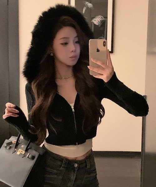 ViViDAY（ビビデー）の「フードフェイクファー付きジップアップニットカーデガン（ニット/セーター・レディース・ホワイト/ブラック/グレー・M）」の9枚目の写真