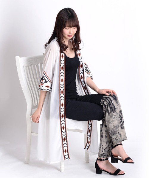 MARAI（マーライ）の「民族調刺繍ロングカーディガンシャツ 大人カジュアル（カーディガン/ボレロ・レディース・ブラック/ホワイト・FREE）」の2枚目の写真