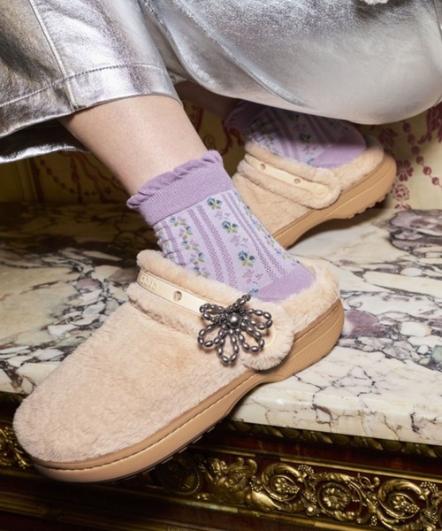 crocs(クロックス)の「クロックス クラシック アンファーゲッタブル クロッグ / crocs Classic Unfurgettable Clog(サンダル・レディース・ピンク/ブラック/ライトブラウン・25cm/24cm/23cm/22cm/29cm/28cm/27cm/26cm)」の2枚目の写真