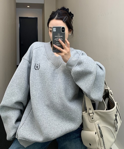 Dalfwin(ダールフィン)の「韓国ファッション FEICHAI刺繍ロゴVネックスウェット(スウェット・レディース・グレー/ブラック・FREE)」の8枚目の写真