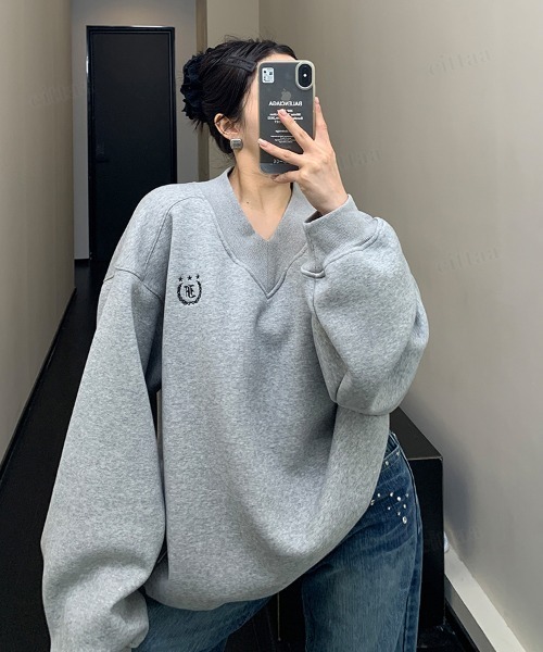 Dalfwin(ダールフィン)の「韓国ファッション FEICHAI刺繍ロゴVネックスウェット(スウェット・レディース・グレー/ブラック・FREE)」の6枚目の写真