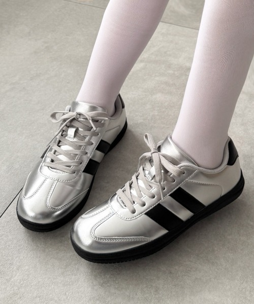 WEGO（ウィゴー）の「WEGO/【25年秋冬新作】2ラインローカットスニーカー（スニーカー・レディース・ブラック/シルバー・LARGE/MEDIUM/SMALL）」の2枚目の写真