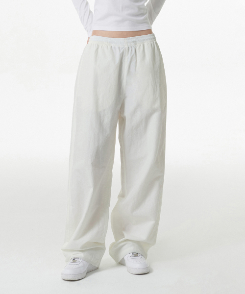 MUSINSA STANDARD WOMAN（ムシンサスタンダードウーマン）の「ウィメンズナイロンワイドストリングパンツ[ホワイト]（その他パンツ・レディース・その他・30/24/26/28）」の2枚目の写真