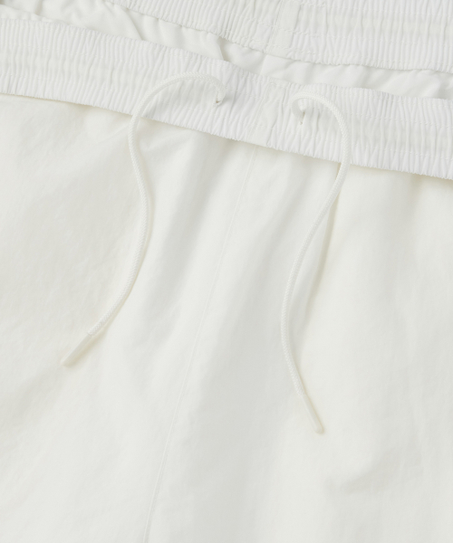MUSINSA STANDARD WOMAN（ムシンサスタンダードウーマン）の「ウィメンズナイロンワイドストリングパンツ[ホワイト]（その他パンツ・レディース・その他・30/24/26/28）」の4枚目の写真