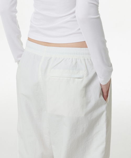 MUSINSA STANDARD WOMAN（ムシンサスタンダードウーマン）の「ウィメンズナイロンワイドストリングパンツ[ホワイト]（その他パンツ・レディース・その他・30/24/26/28）」の5枚目の写真